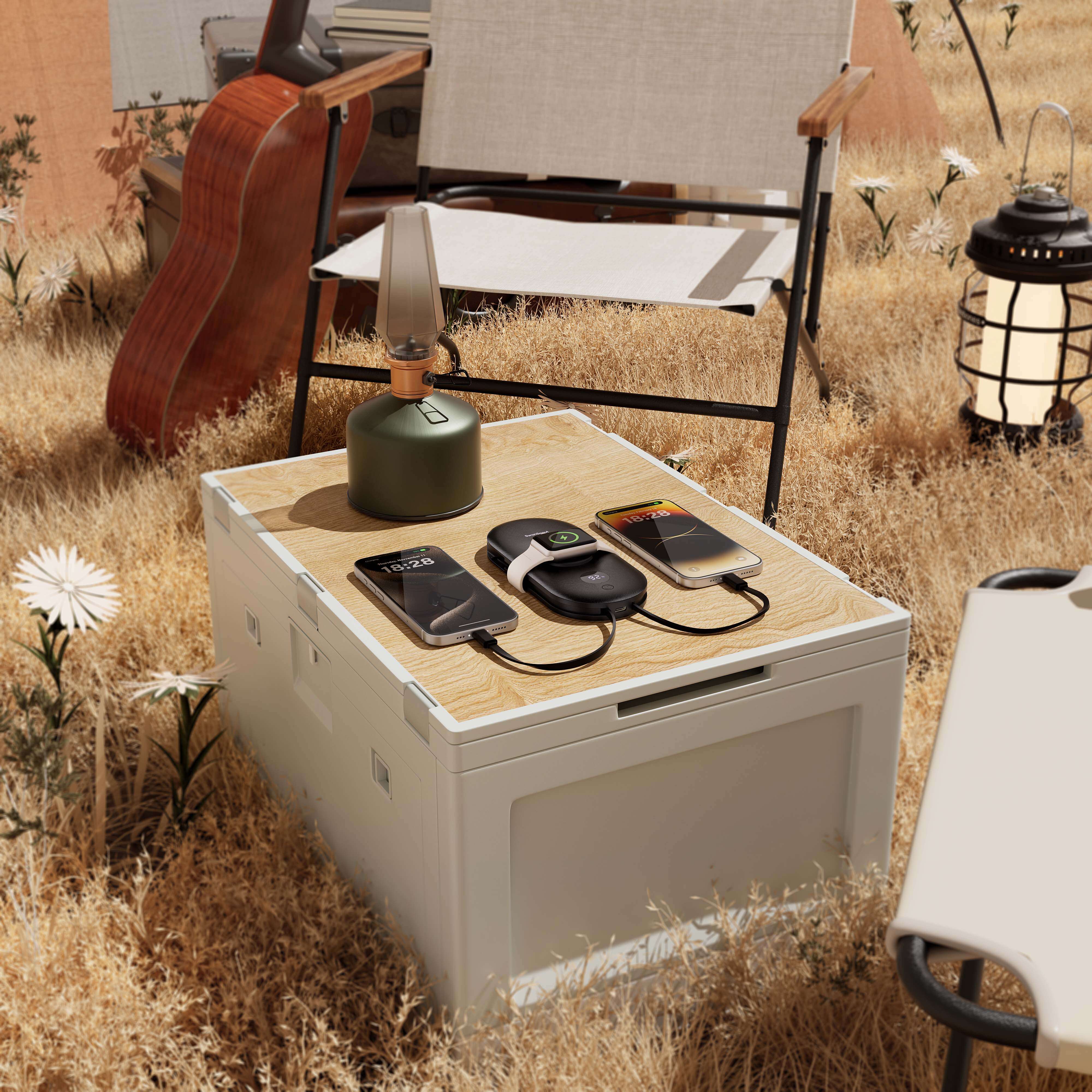 The SwanScout 302A features an builtin AC wall plug and cables, offering an all-in-one solution for charging your Apple devices.